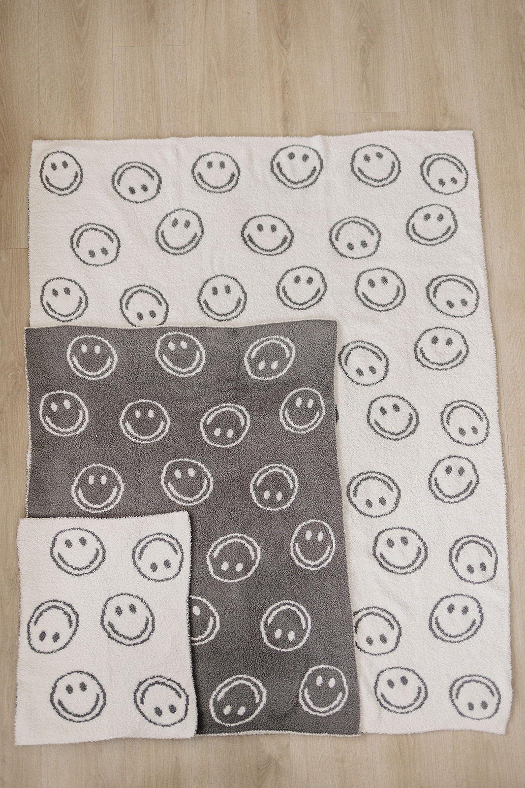 Mebie Baby Charcoal Smiley Taupe Plush Blanket